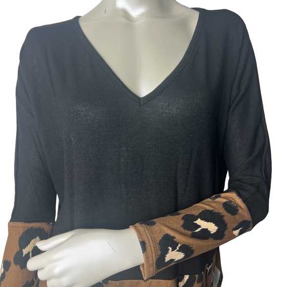 NWOT Summer 10 Black V Neck Animal Print Long Sleeve Knit Top - Picture 2 of 8